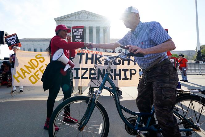 Manifestantes em frente à Suprema Corte dos Estados Unidos, antes do exame da constitucionalidade do decreto presidencial que abole o direito ao solo, em Washington, 1º de abril de 2026.