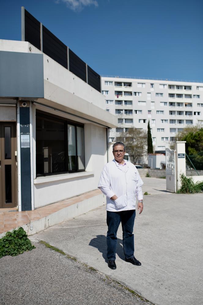 O Doutor Saïd Ouichou mora em La Viste, no 15º arrondissement de Marselha. A tranquilidade do bairro é relativa: o escritório de 190 metros quadrados foi abandonado primeiro pelas enfermeiras e depois pelo colega após um ataque. Aqui, 19 de março de 2026.