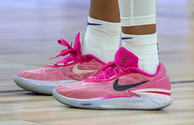 Os tênis rosa da jogadora de basquete Angel Reese, do LSU Lady Tigers, em Las Vegas (Nevada), 6 de novembro de 2023.