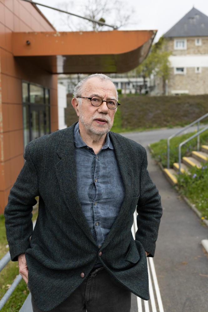 Jacques Dayan, 71 anos, professor de psiquiatria infantil e adolescente, no centro hospitalar Guillaume-Régnier, em Rennes, 31 de março de 2026. 