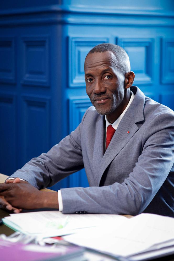 O prefeito (LFI) de Saint-Denis, Bally Bagayoko, na prefeitura de Saint-Denis (Seine-Saint-Denis), 1º de abril de 2026.