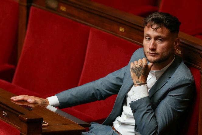 O deputado (La France insoumise) Raphaël Arnault, na Assembleia Nacional, em Paris, 3 de junho de 2025.