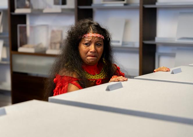 Corinne Toka-Devilliers reflete sobre caixas contendo ossos de ameríndios Kaliña da Guiana, durante cerimônia xamânica organizada no Musée de l'homme, em Paris, em 17 de setembro de 2024. 