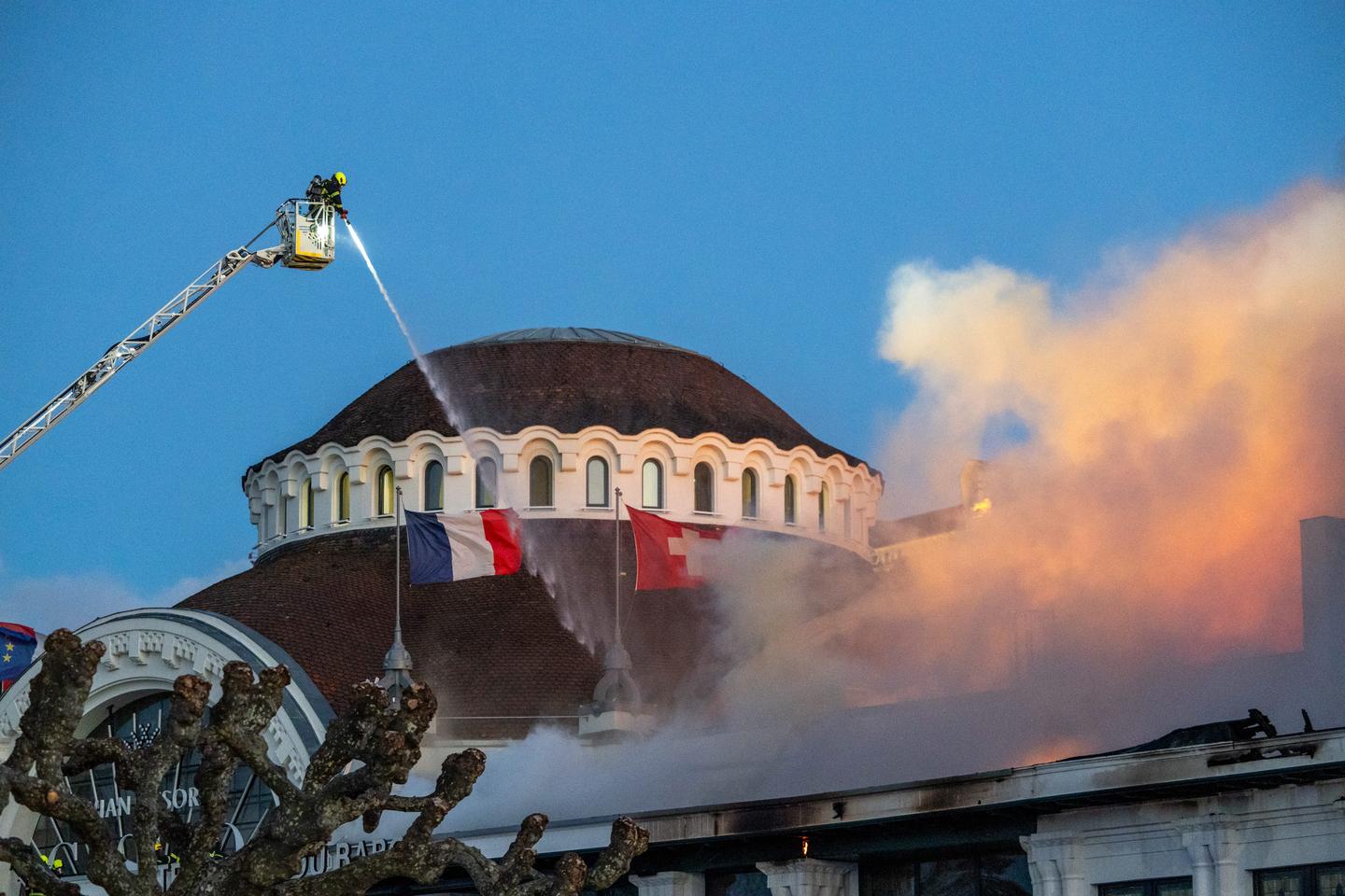 Le casino d’Evian-les-Bains partiellement détruit par un incendie Le casino d’Evian-les-Bains partiellement détruit par un incendie