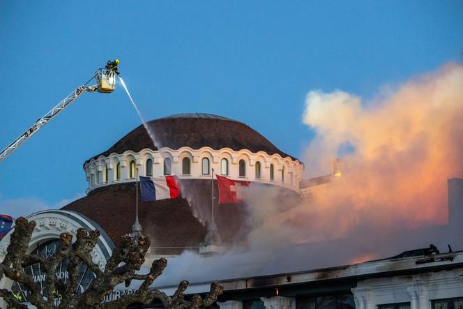 Pendant l’incendie du casino d'Evian-les-Bains (Haute-Savoie), le 31 mars 2026.