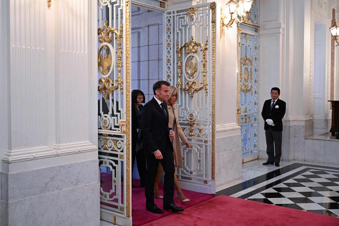 Emmanuel Macron e sua esposa Brigitte Macron, no Palácio Akasaka, em Tóquio, 1º de abril de 2026.