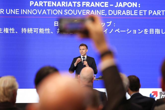 Emmanuel Macron lors d’un forum économique sur la coopération entre la France et le Japon, à Tokyo, le 1er avril 2026.