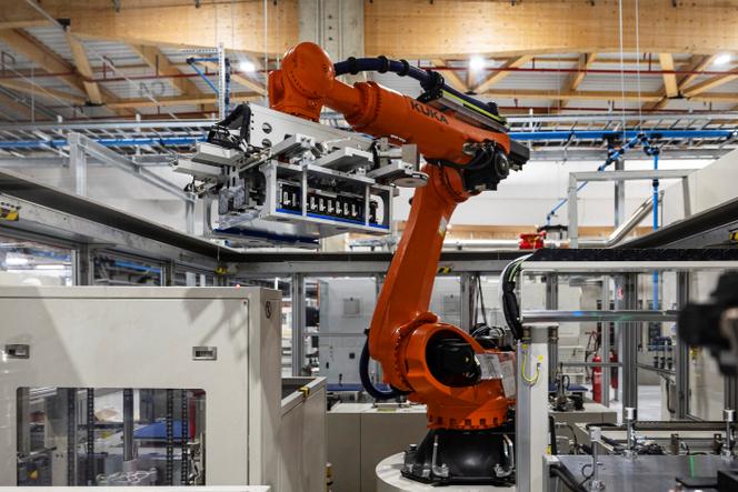 Na fábrica do fabricante de baterias de íon-lítio para veículos elétricos AESC (Automotive Energy Supply Corporation), em Lambres-lez-Douai (Norte), 13 de novembro de 2025.