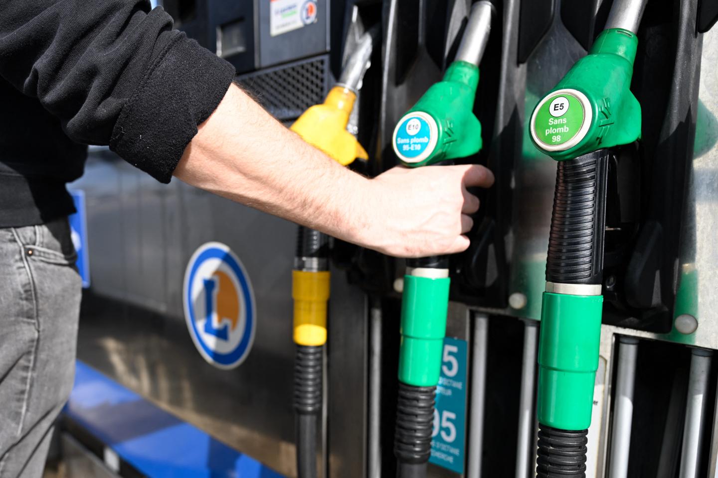 Carburant : le SP95 franchit la barre des 2 euros le litre, le débat sur les recettes fiscales s’enflamme