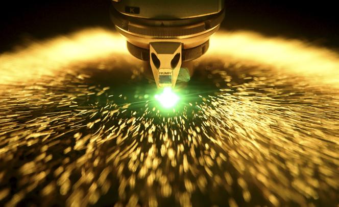 Um laser corta uma folha de metal no centro de visitantes do Grupo Trumpf em Ditzingen (Baden-Württemberg, Alemanha), 27 de outubro de 2022.