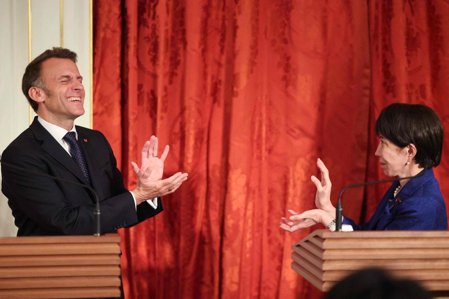 Emmanuel Macron effectue un kaméhaméha avec la première ministre japonaise