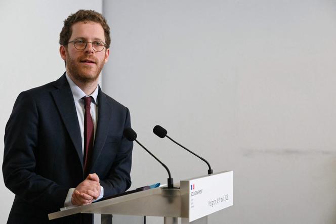 David Amiel, Ministro Delegado responsável pela função pública, após conselho de ministros, em Matignon, em Paris, 1º de abril de 2026.