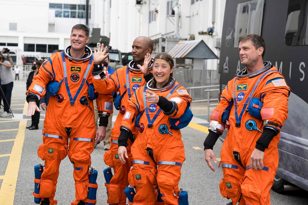 Les astronautes de la NASA Reid Wiseman (commandant), Christina Koch (spécialiste de mission), Victor Glover (pilote) et Jeremy Hansen (spécialiste de mission), avant d’embarquer à bord de leur vaisseau spatial Orion, au sommet de la fusée SLS (« Space Launch System ») de la NASA, au Centre spatial Kennedy, le 1ᵉʳ avril 2026.