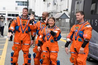 Os astronautas da NASA Reid Wiseman (comandante), Christina Koch (especialista em missões), Victor Glover (piloto) e Jeremy Hansen (especialista em missões) antes de embarcar em sua espaçonave Orion no topo do foguete Sistema de Lançamento Espacial (SLS) da NASA no Centro Espacial Kennedy em 1º de abril de 2026.