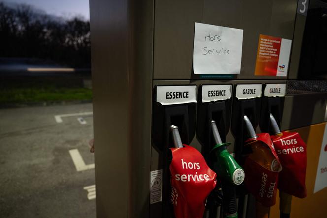 Posto de gasolina fechado em Lutterbach, França, em 1º de abril de 2026. 