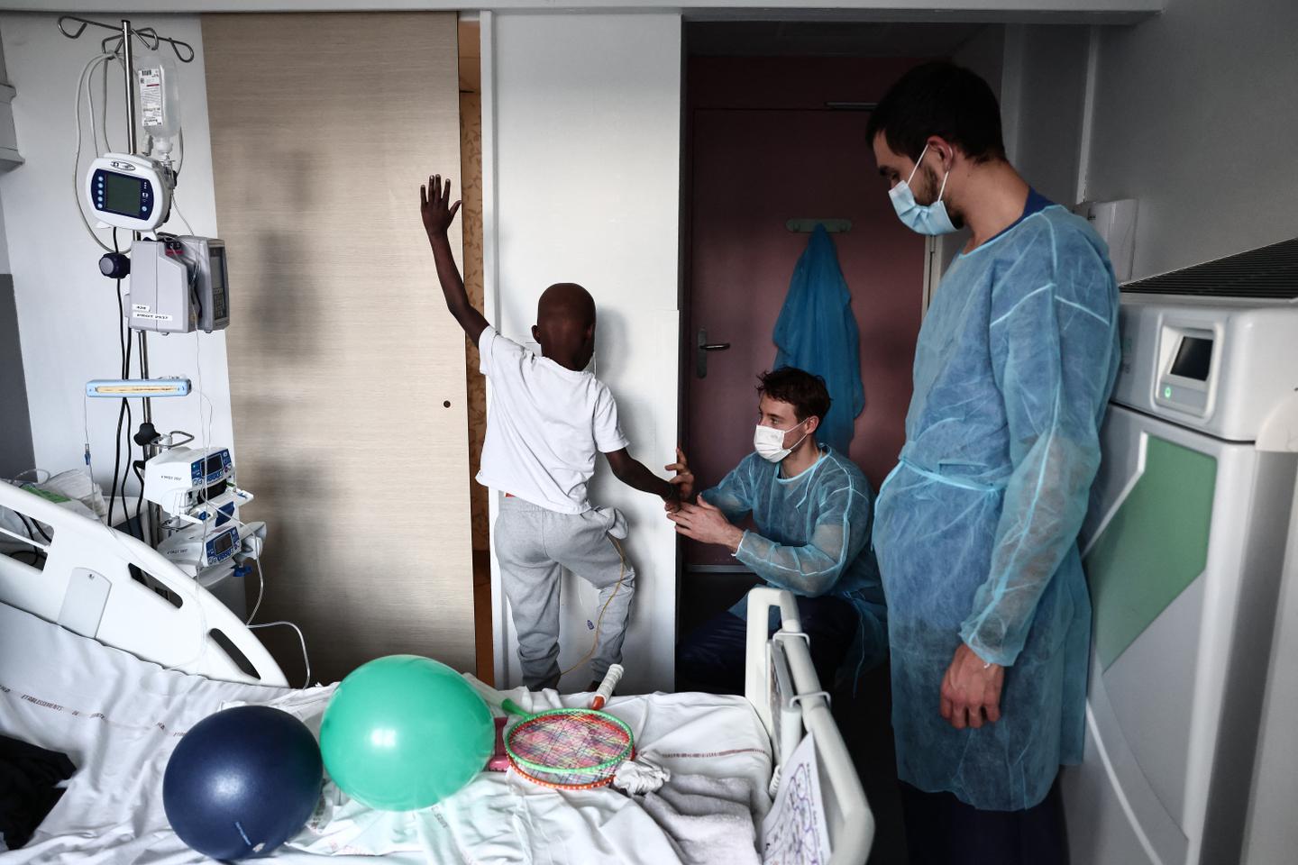 « Toute la question est de savoir à quel moment il faut réussir à s’arrêter » : le dilemme des médecins face à l’arrêt des soins