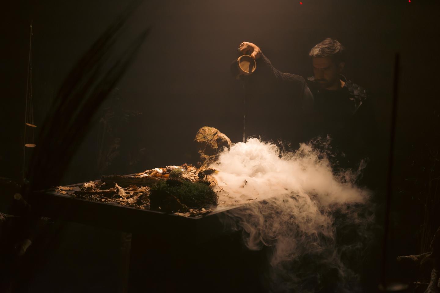 Un dîner au milieu de requins ou un repas en 50 étapes : dans la restauration, la course à l’« expérience »