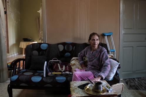 Nadia, sur le canapé de sa maison endommagée par une frappe israélienne, à Tyr (Liban), le 2 avril 2026.