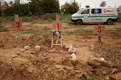 Des tombes provisoires numérotées, sur un site de fosses communes, à Tyr (Liban), le 2 avril 2026.
