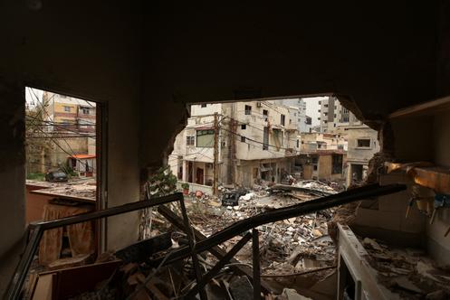 Dans les décombres d’un immeuble, détruit par une frappe israélienne, à Tyr (Liban), le 2 avril 2026.