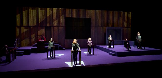 Héloïse Janjaud (Alma, em primeiro plano) em “En parentheses”, no Théâtre de La Colline, em Paris, 26 de março de 2026.