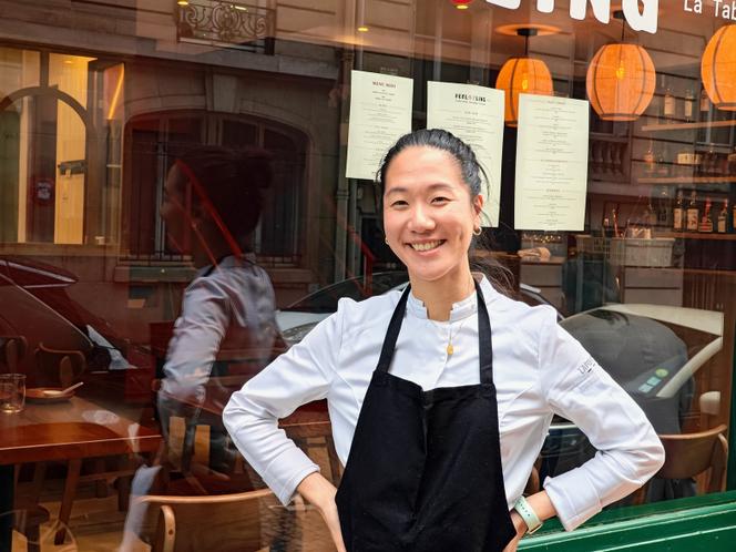 La cheffe Sophie Ya devant le restaurant Feel Ling - La Table, sa deuxième adresse, au 26, rue Freycinet, Paris 16ᵉ.