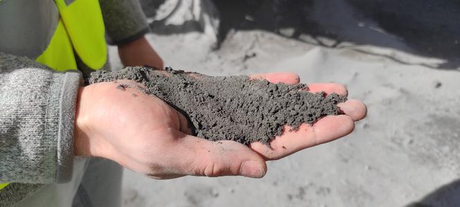 Un échantillon de basalte, venant d’une carrière, broyé finement et qui sera épandu dans un champ, à Saint-Jean-des-Ollières (Puy-de-Dôme), le 19 mars 2024.