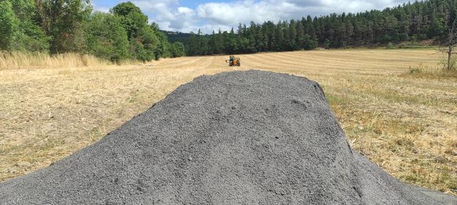 Un tas de basalte qui va être épandu dans le champ, à Blavozy (Haute-Loire), le 22 juillet 2026. 