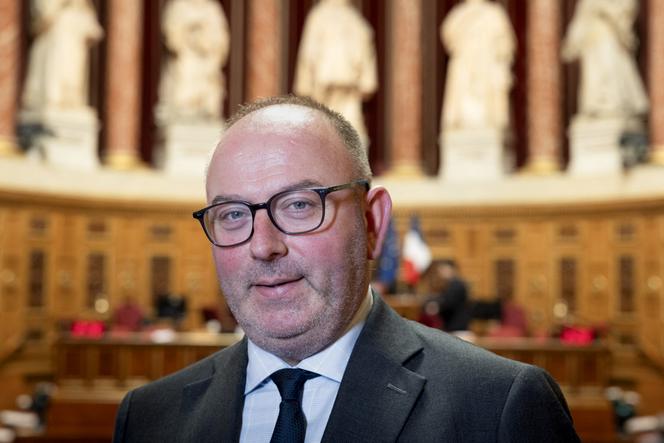 Senador (Les Républicains) Laurent Duplomb, no Senado, em Paris, 11 de fevereiro de 2025.