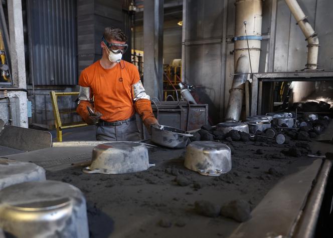Na linha de produção da fundição Le Creuset, em Fresnoy-le-Grand (Aisne), 29 de abril de 2025.
