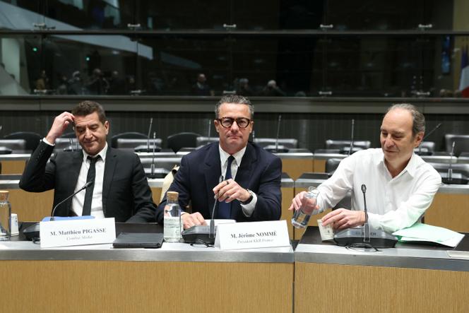 Da esquerda para a direita: Matthieu Pigasse, fundador do grupo de imprensa Combat, Jérôme Nommé, presidente da KKR França, e Xavier Niel, fundador da Ilíada e da Free, todos acionistas do grupo de produção audiovisual Mediawan, na Assembleia Nacional, em Paris, 2 de abril de 2026.