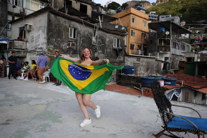 Turista posa na favela da Rocinha, Rio de Janeiro, 17 de março de 2026.