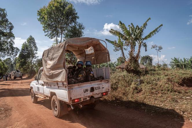 Un véhicule de la Mission de l’Organisation des Nations unies pour la stabilisation en République démocratique du Congo (Monusco) patrouille sur une route de la province d’Ituri (RDC), le 6 décembre 2025.
