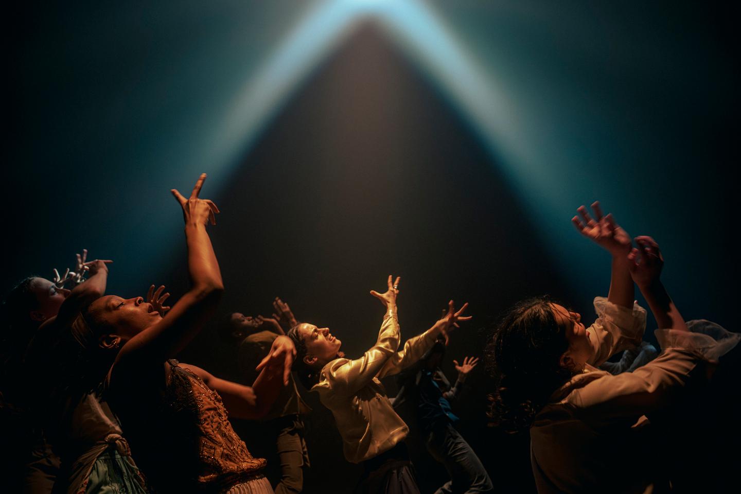 Le chorégraphe Hofesh Shechter électrise les corps avec « In the Brain », au Théâtre des Abbesses, à Paris