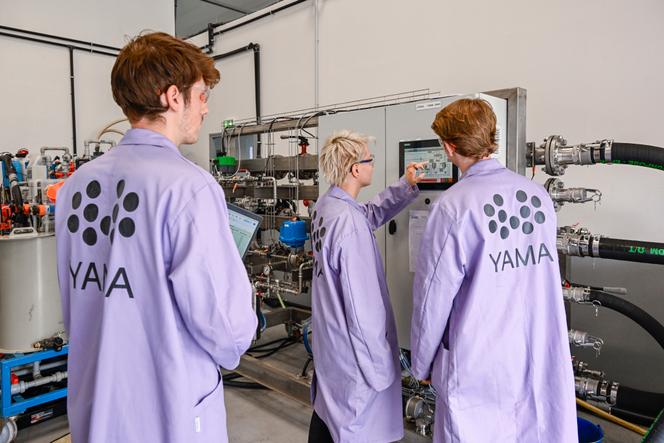 Des salariés de Yama contrôlent l’extraction du CO₂, sur le site de l’entreprise à Drancy (Seine-Saint-Denis), le 21 juillet 2025.