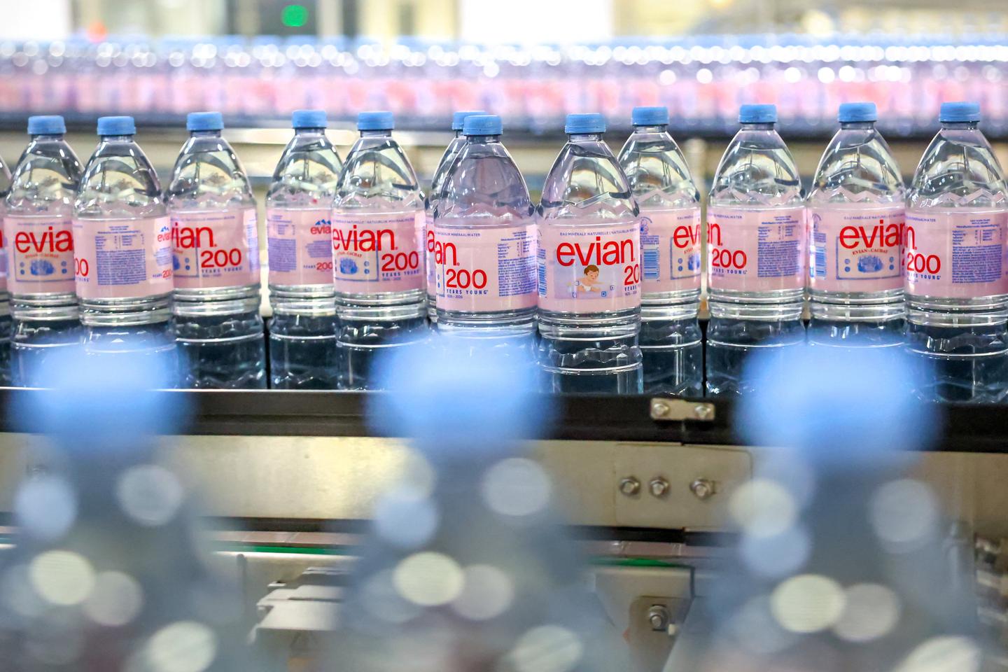 Pour ses 200 ans, Evian mise sur les bulles pour innover sans s’éloigner des racines de la marque