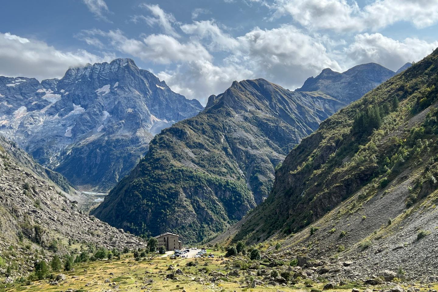 « Lignes de crêtes », sur Making Waves : un voyage immersif dans les Alpes, de la présence des patous à la question des frontières