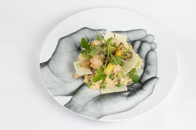 Le risotto primavera de Julien Beauhaire. Le design de l'assiette Bernardaud est signé JR et Prune.
