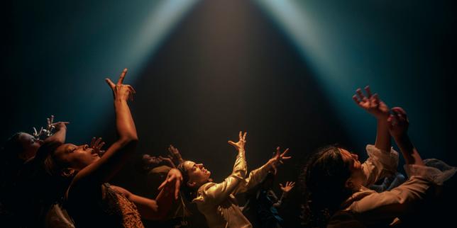 Le chorégraphe Hofesh Shechter électrise les corps avec « In the Brain », au Théâtre des Abbesses, à Paris