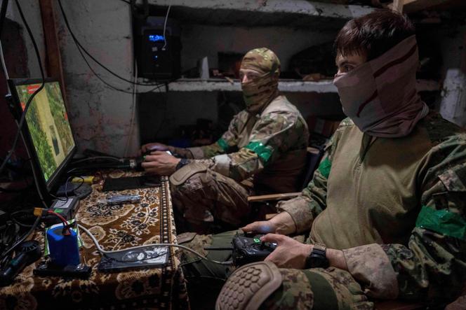 Militares ucranianos pilotam drones terrestres e aéreos perto de Kostiantynivka, Ucrânia, 10 de setembro de 2025. 