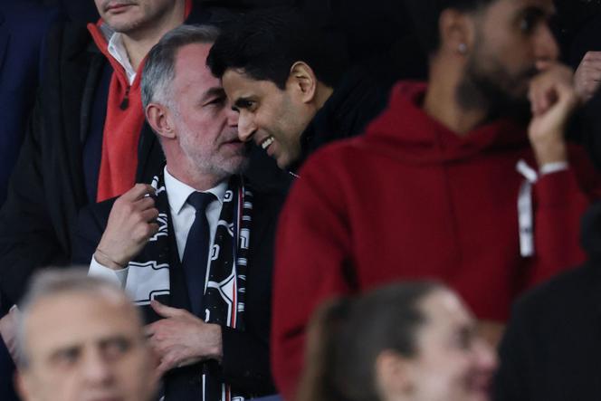O prefeito de Paris, Emmanuel Gregoire (à esquerda), ao lado do presidente catariano do Paris Saint-Germain, Nasser Al-Khelaïfi, durante a partida da Ligue 1 contra o Toulouse, no Parc des Prince, em 3 de abril de 2026.