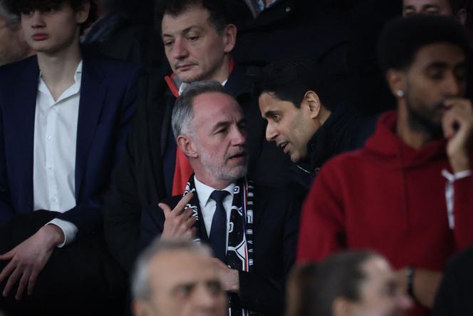 O novo prefeito de Paris, Emmanuel Grégoire (à esquerda), e o presidente do Paris Saint-Germain, Nasser Al-Khelaifi, no Parc des Princes, em Paris, 3 de abril de 2026.