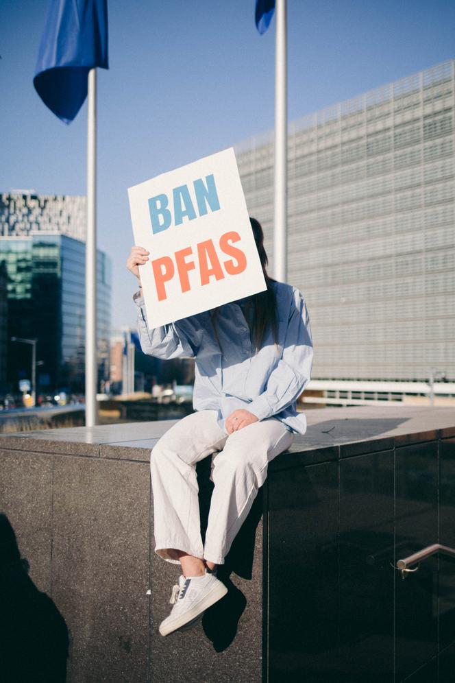 Lors de la manifestation de résidents de « hot spots » de contamination aux PFAS devant le siège de la Commission européenne, à Bruxelles, le 5 mars 2026. Tête de proue des premières grèves scolaires pour le climat en Belgique en 2019, la militante Adélaïde Charlier est venue apporter son soutien.