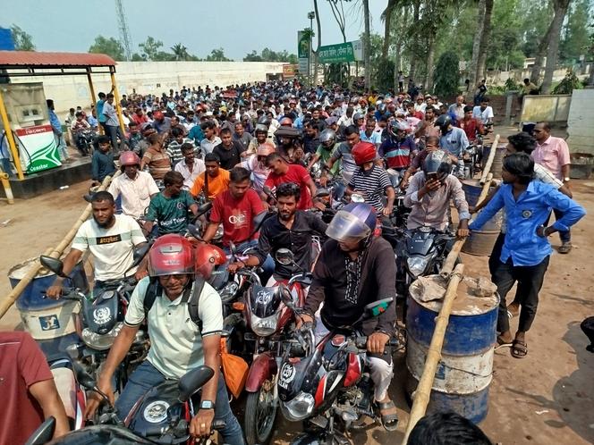 Devant une station-service en bordure d’autoroute dans le district de Bogra, au Bangladesh, le 31 mars 2026.