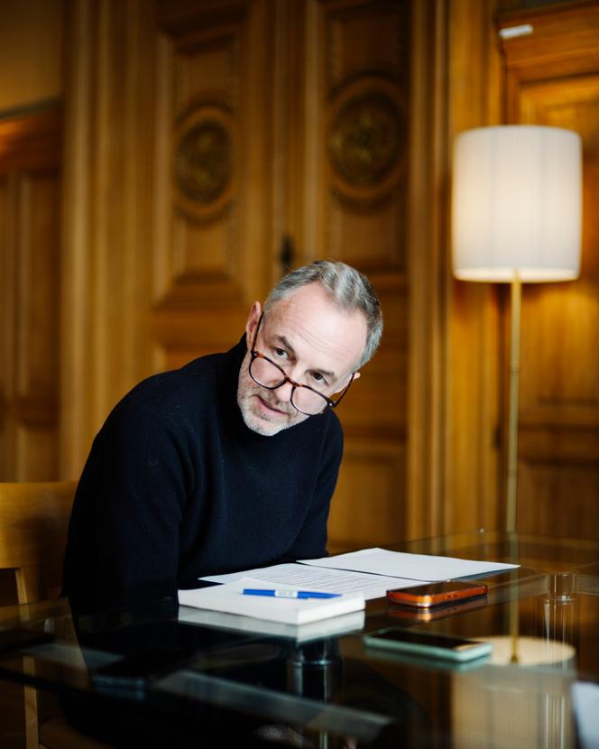 Emmanuel Grégoire em seu escritório na Prefeitura de Paris, quinta-feira, 2 de abril de 2026.
