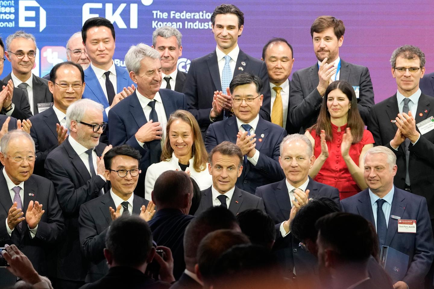 Au Japon et en Corée du Sud, Emmanuel Macron plaide pour une « troisième voie »