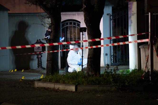 Policiais no local do assassinato de Chloé Aldrovandi, em Ponte-Leccia (Alta Córsega), 16 de fevereiro de 2025.