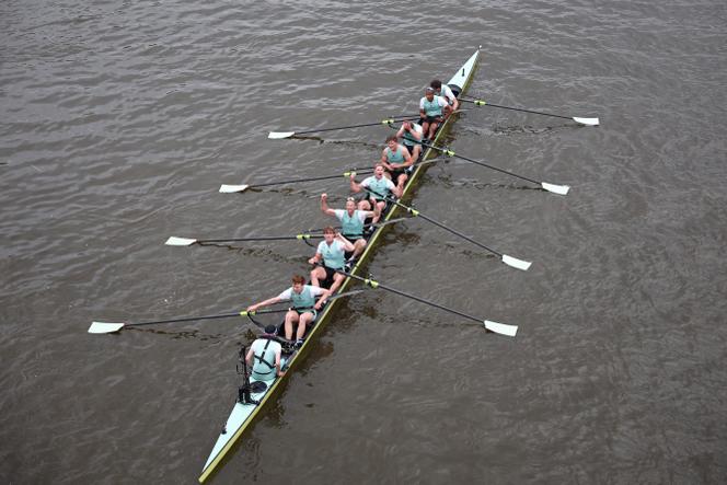A tripulação de Cambridge durante a Boat Race, Londres, 13 de abril de 2025. 