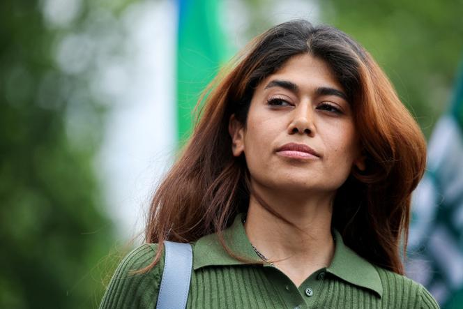 A eurodeputada “rebelde” Rima Hassan em Paris, 14 de junho de 2025.