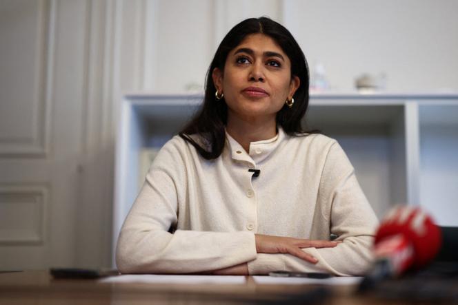 A deputada do Parlamento Europeu (LFI) Rima Hassan, durante uma conferência de imprensa no dia de uma audiência na esquadra da polícia judiciária de Paris, 3 de abril de 2026.